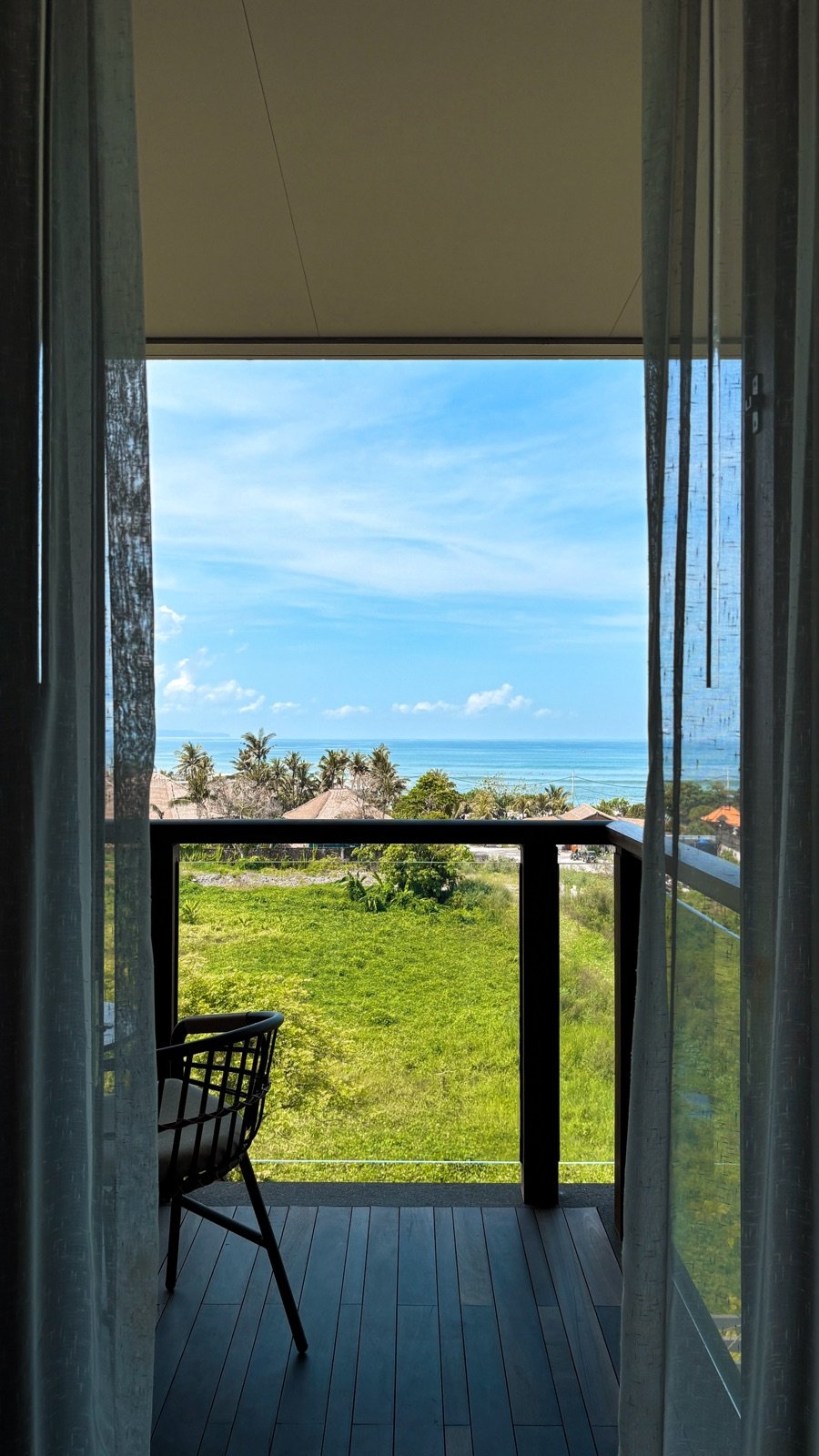 Room detail in the King Standard Ocean View at Holiday Inn Resort Bali Canggu