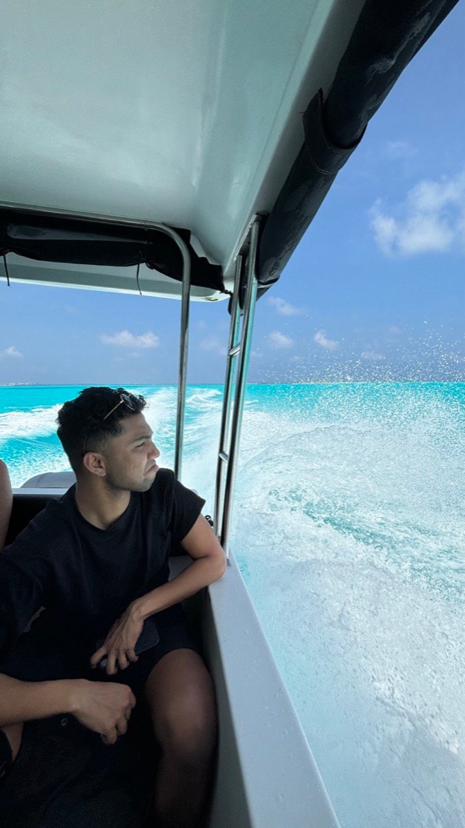 A traveller looking out at bright blue water from the speedboat to Maafushi