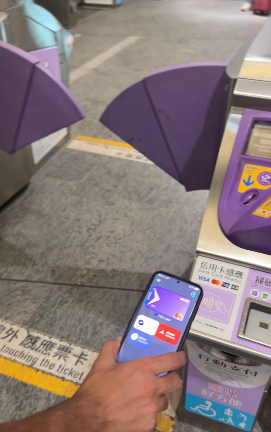Paying for the Taipei MRT with a phone using contactless payment